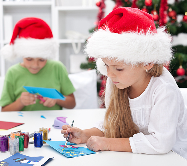 Vi leverer med gjerde, bakvegg, stoler og bord i barnestørrelse. Ønsker du pepperkakeverksted eller juleverksted, vi fikser alt som har med temaet jul. Kreativt arbeid der barna får med seg ting hjem.